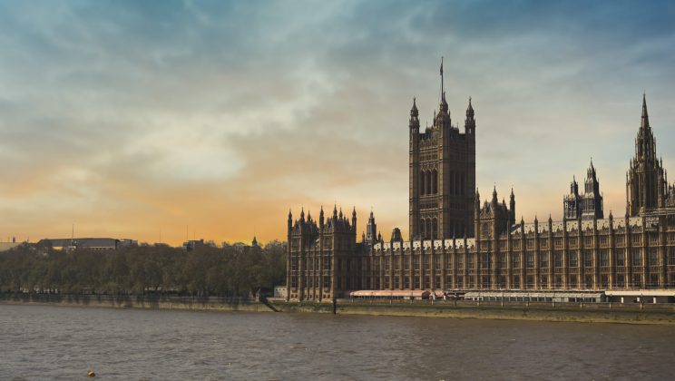 the-palace-of-westminster-along-the-banks-of-the-t-2025-10-17-07-25-00-utc